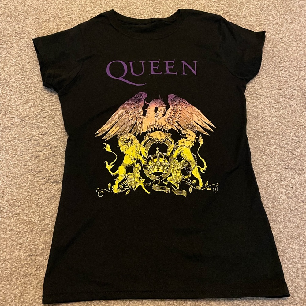 NWOT Queen T-shirt